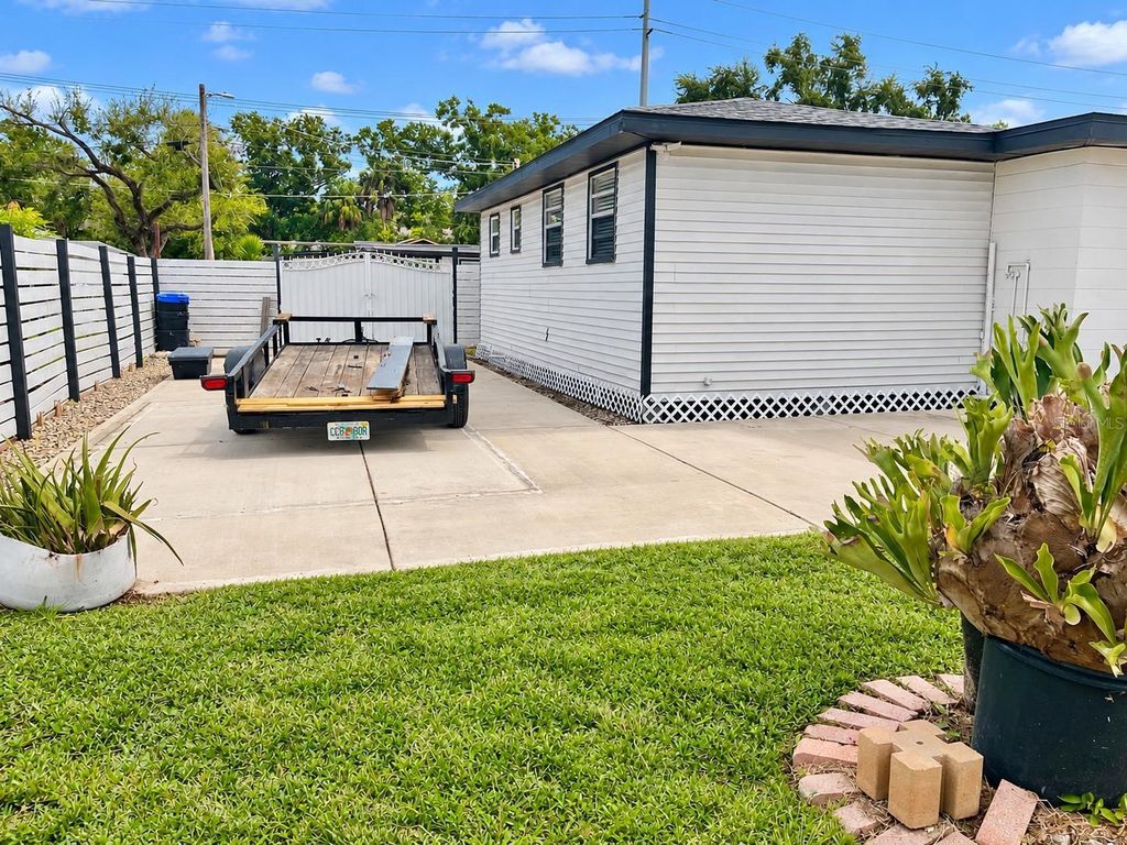 Image 40 of property listing at 8512 SUNBEAM LANE, Tampa, FL 33615