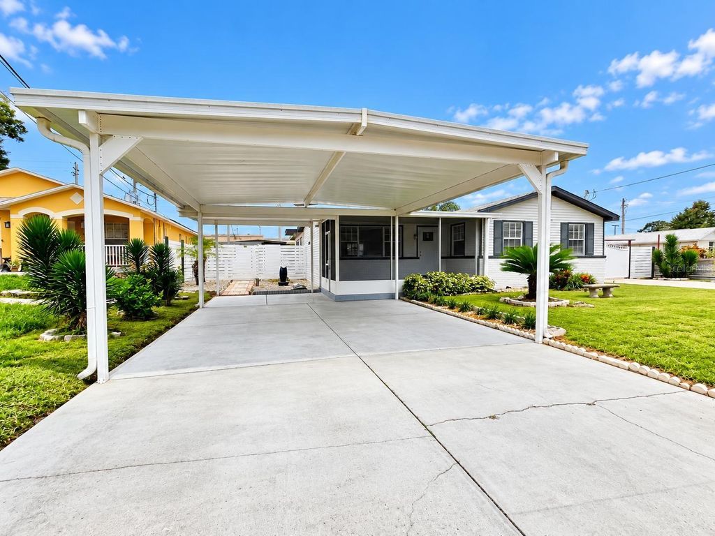 Image 5 of property listing at 8512 SUNBEAM LANE, Tampa, FL 33615