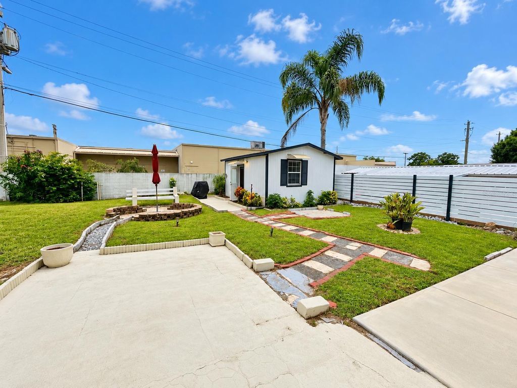 Image 41 of property listing at 8512 SUNBEAM LANE, Tampa, FL 33615