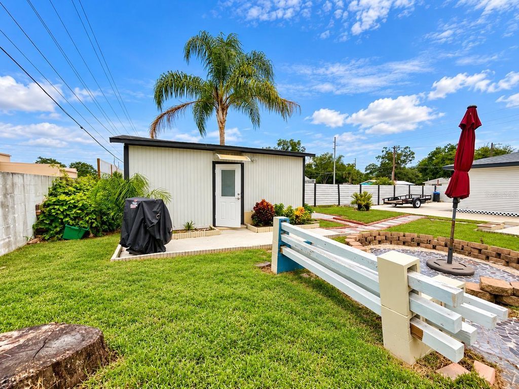 Image 42 of property listing at 8512 SUNBEAM LANE, Tampa, FL 33615