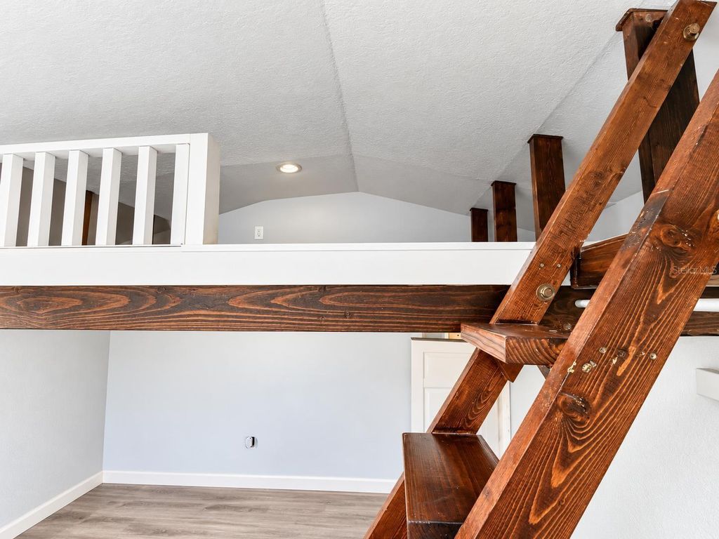 Image 49 of property listing at 8512 SUNBEAM LANE, Tampa, FL 33615