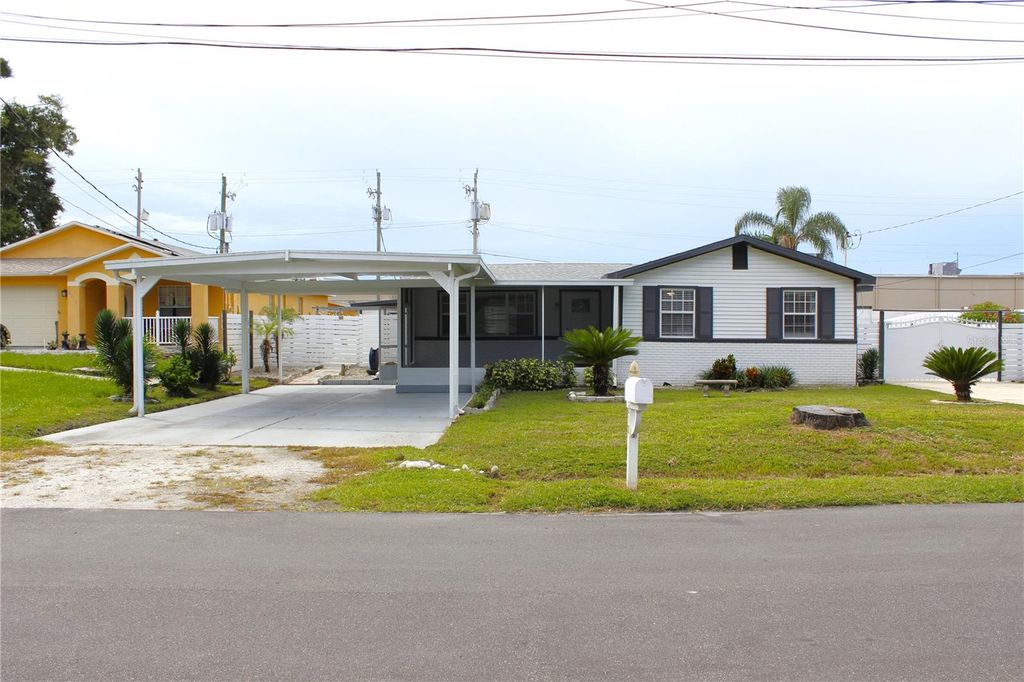 Image 6 of property listing at 8512 SUNBEAM LANE, Tampa, FL 33615