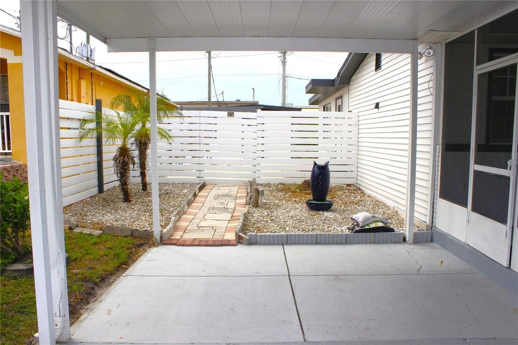 Image 7 of property listing at 8512 SUNBEAM LANE, Tampa, FL 33615