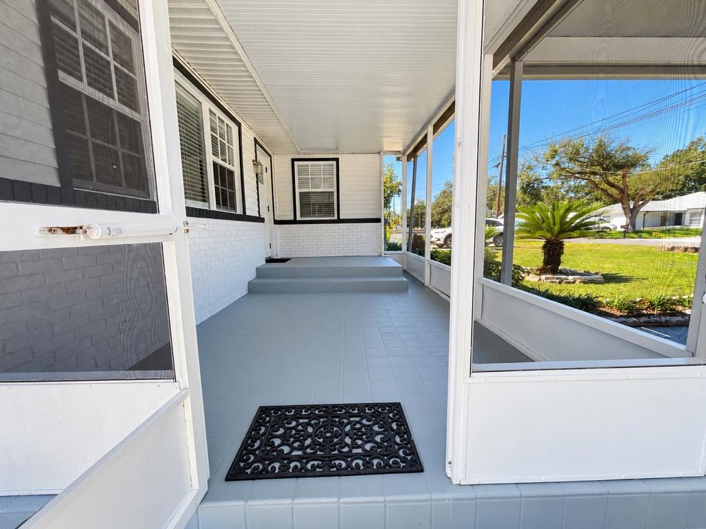 Image 8 of property listing at 8512 SUNBEAM LANE, Tampa, FL 33615