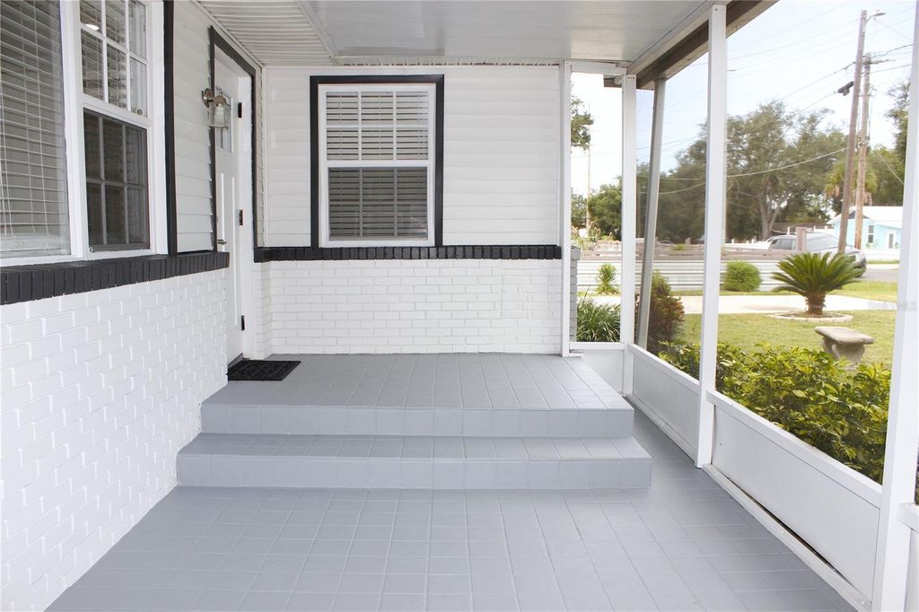 Image 9 of property listing at 8512 SUNBEAM LANE, Tampa, FL 33615