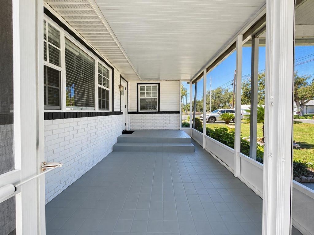 Image 10 of property listing at 8512 SUNBEAM LANE, Tampa, FL 33615