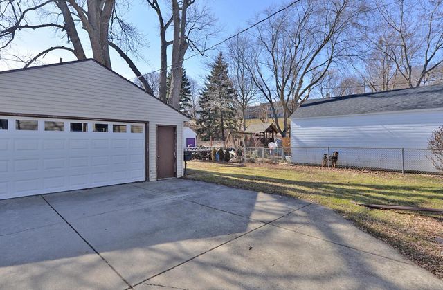 2211 Rupert BOULEVARD, Racine, WI 53405