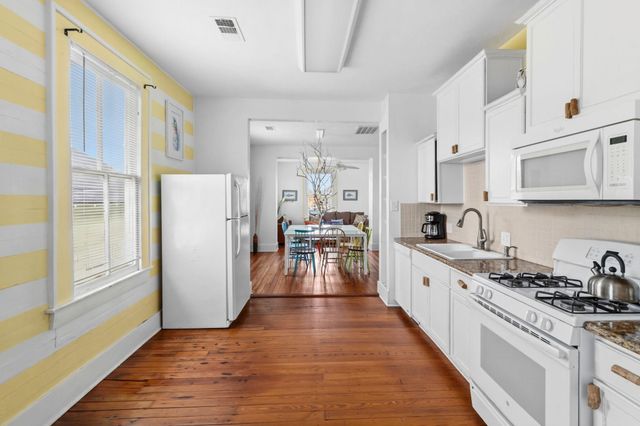 1309 Ursuline St, Galveston, TX 77550