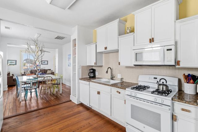 1309 Ursuline St, Galveston, TX 77550