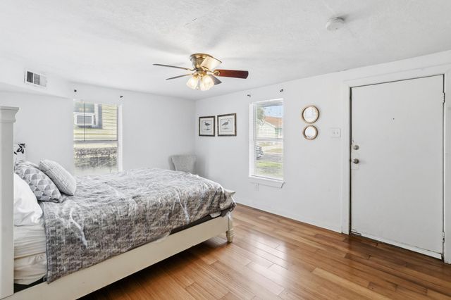 1309 Ursuline St, Galveston, TX 77550