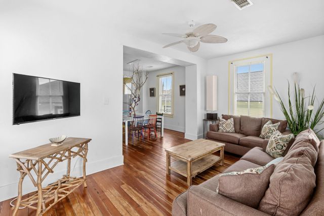 1309 Ursuline St, Galveston, TX 77550