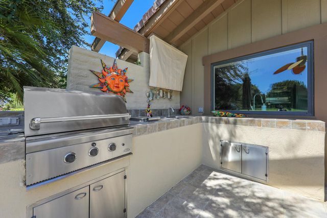 136 Deer Spring Way, Palm Desert, CA 92211