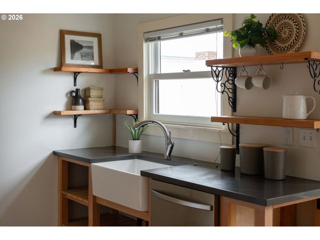 7405 N BURRAGE Ave, Portland, OR 97217