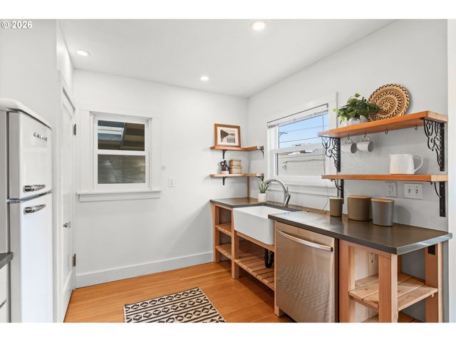 7405 N BURRAGE Ave, Portland, OR 97217