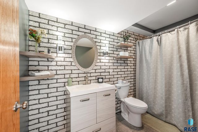 6109 W 43rd St Street, Sioux Falls, SD 57106