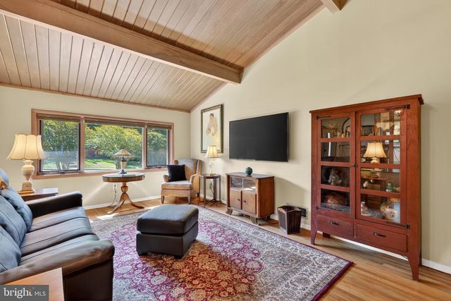 8904 STRATFORD LN, Alexandria, VA 22308