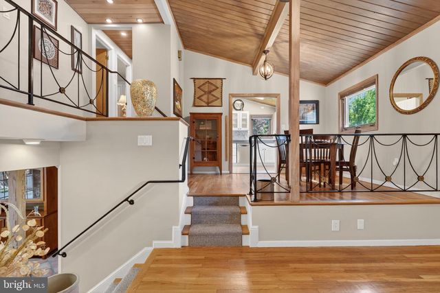8904 STRATFORD LN, Alexandria, VA 22308