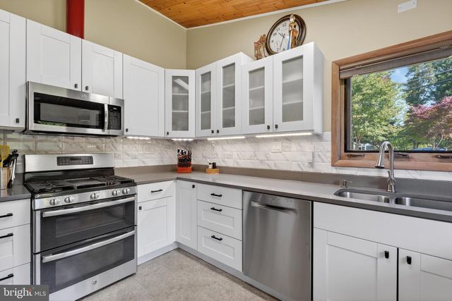 8904 STRATFORD LN, Alexandria, VA 22308