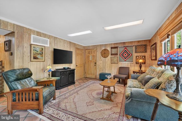 8904 STRATFORD LN, Alexandria, VA 22308