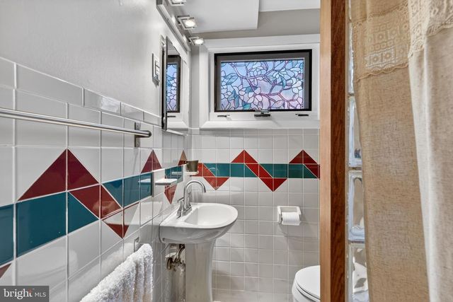 8904 STRATFORD LN, Alexandria, VA 22308