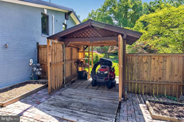 8904 STRATFORD LN, Alexandria, VA 22308