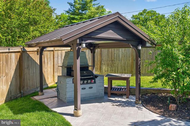 8904 STRATFORD LN, Alexandria, VA 22308