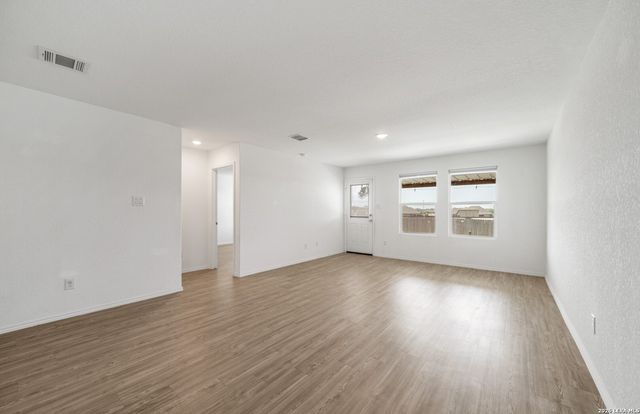 6566 Runaway Row, Converse, TX 78109