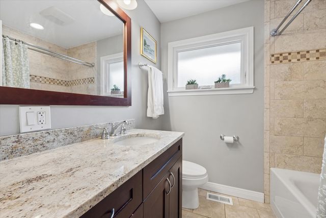 212 N Jackson Road, Clarendon Hills, IL 60514