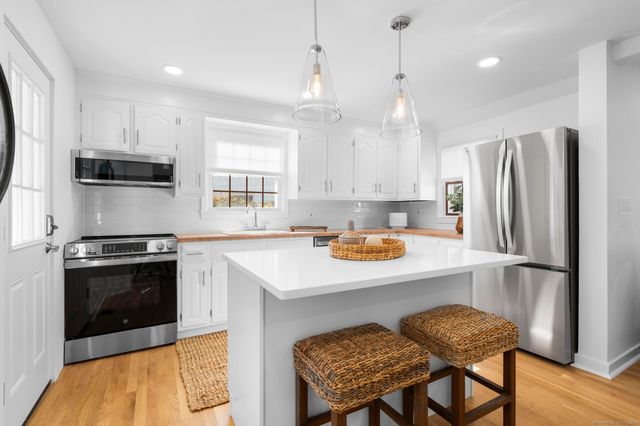 27 Reef Court, Fairfield, CT 06824