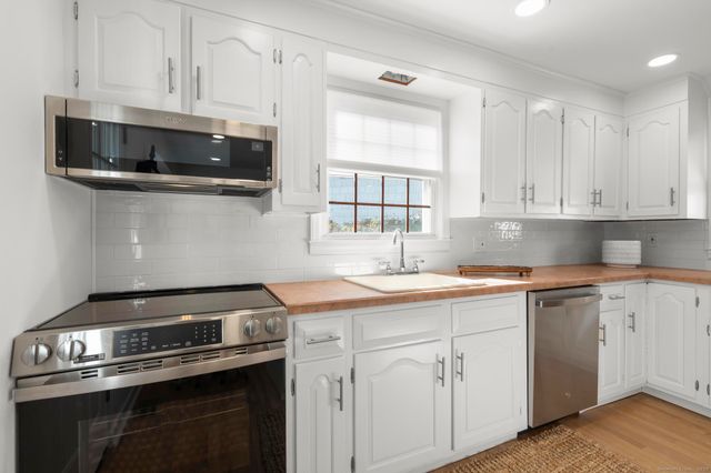 27 Reef Court, Fairfield, CT 06824