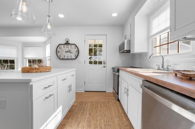 27 Reef Court, Fairfield, CT 06824