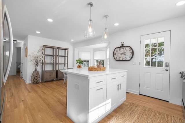 27 Reef Court, Fairfield, CT 06824