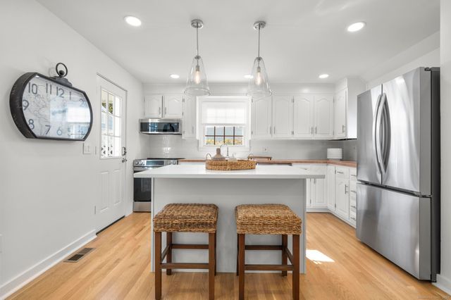 27 Reef Court, Fairfield, CT 06824