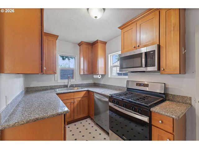 8305 Se RHONE St, Portland, OR 97266