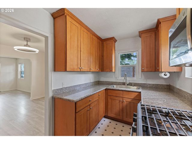 8305 Se RHONE St, Portland, OR 97266