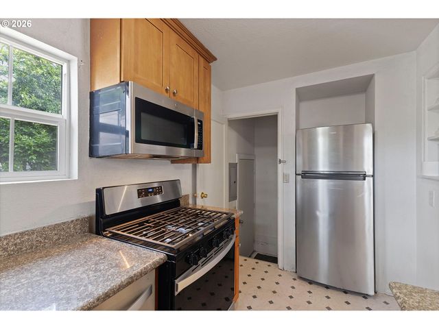 8305 Se RHONE St, Portland, OR 97266
