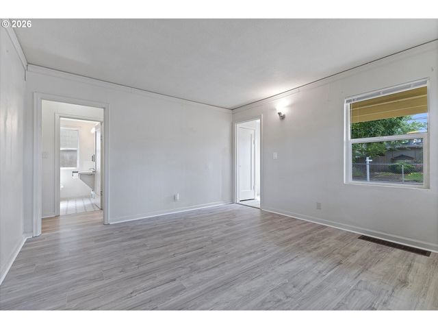 8305 Se RHONE St, Portland, OR 97266