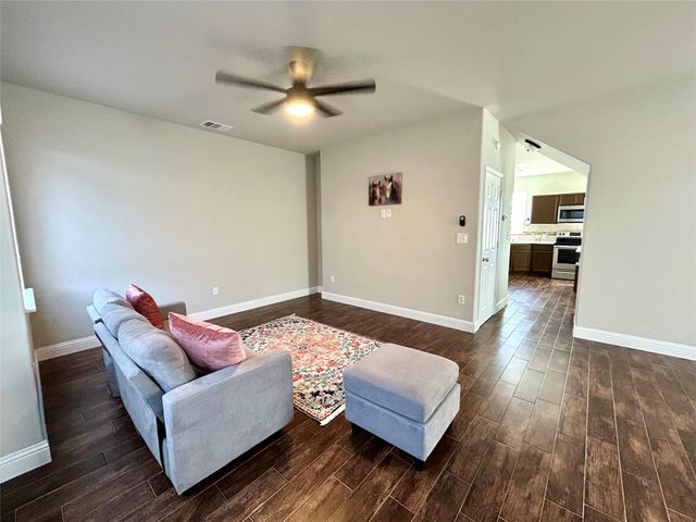 3805 E Us-290 Highway E, Paige, TX 78659