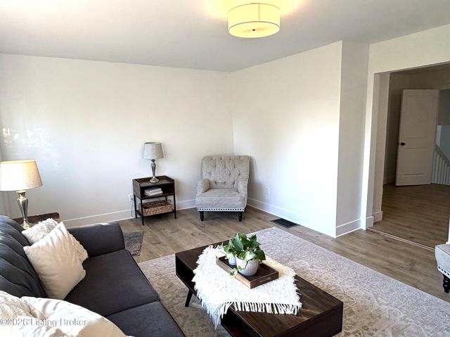 1201 Dawkins Rd, La Grange, KY 40031