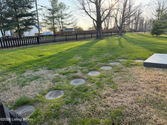 1201 Dawkins Rd, La Grange, KY 40031