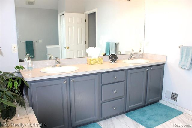48172 Royal Pointe Drive, Canton, MI 48187