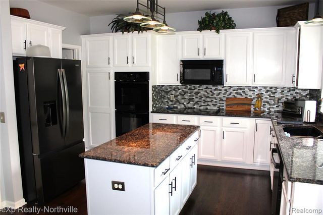 48172 Royal Pointe Drive, Canton, MI 48187