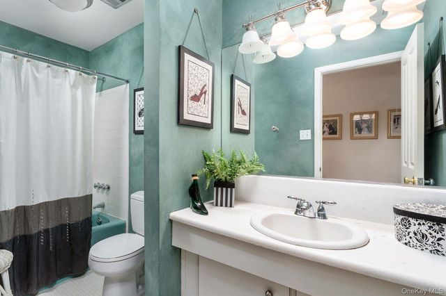 48 Farm Road, Head Of The Harbor, NY 11780