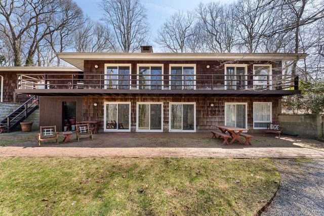 48 Farm Road, Head Of The Harbor, NY 11780