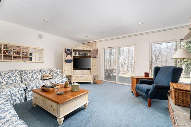 48 Farm Road, Head Of The Harbor, NY 11780