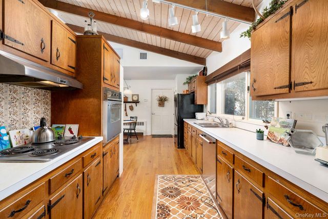 48 Farm Road, Head Of The Harbor, NY 11780