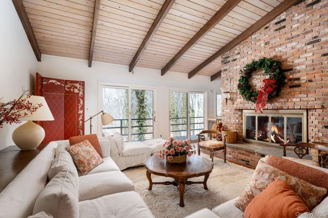 48 Farm Road, Head Of The Harbor, NY 11780