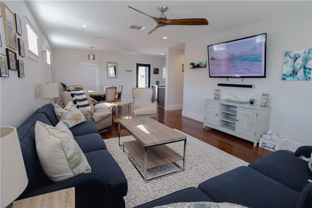 1502 Victoria Ave, Rockport, TX 78382