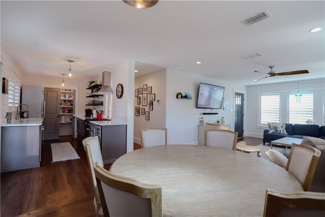 1502 Victoria Ave, Rockport, TX 78382