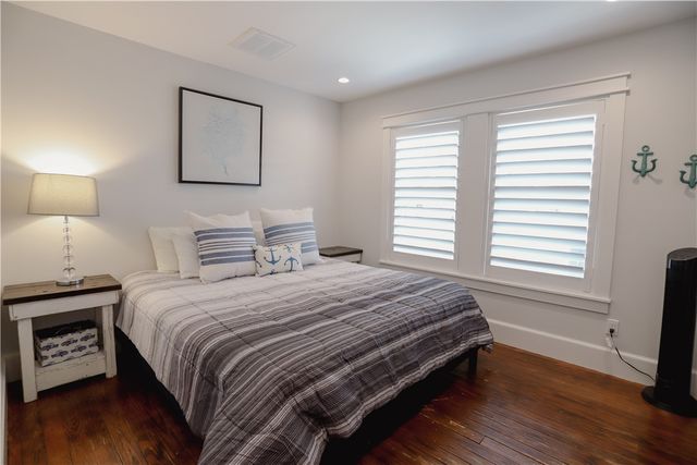 1502 Victoria Ave, Rockport, TX 78382